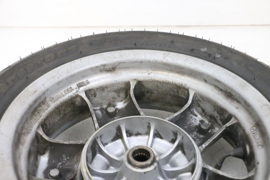 photo de LLANTA TRASERA Y NEUMÁTICO YAMAHA YP MAJESTY 125 (2002 - 2006) - Detalles de los puntos de fijación