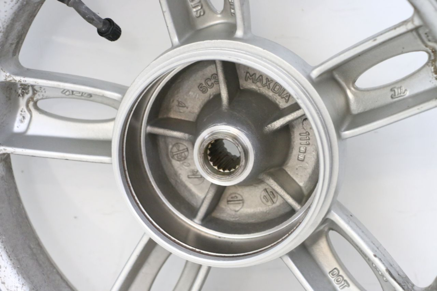 photo de LLANTA TRASERA YAMAHA NEOS NEO'S 4T 50 (2008 - 2016) - Primer plano técnico