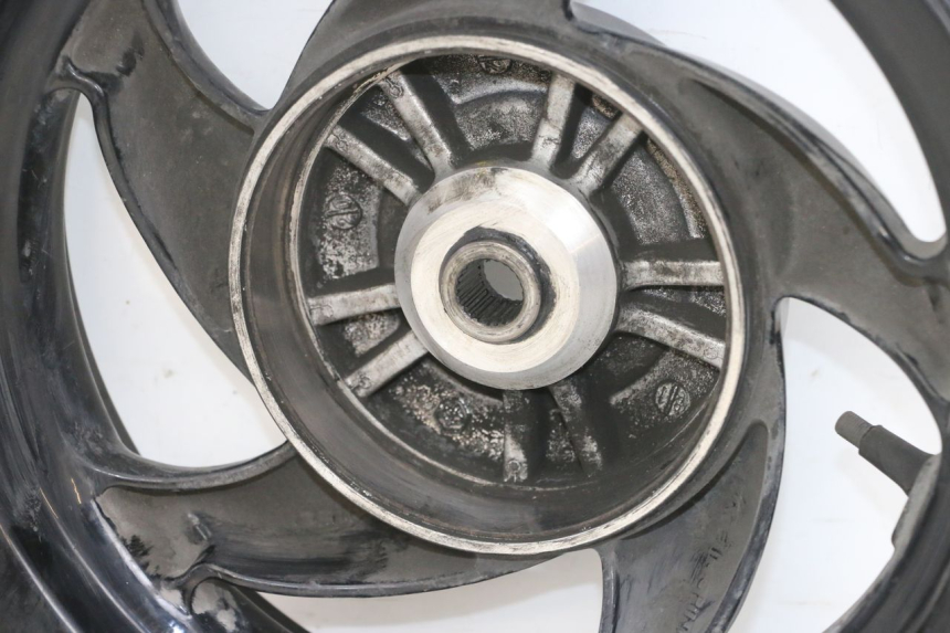 photo de LLANTA TRASERA PIAGGIO NEW TYPHOON 50 (2018 - 2021) - Primer plano técnico