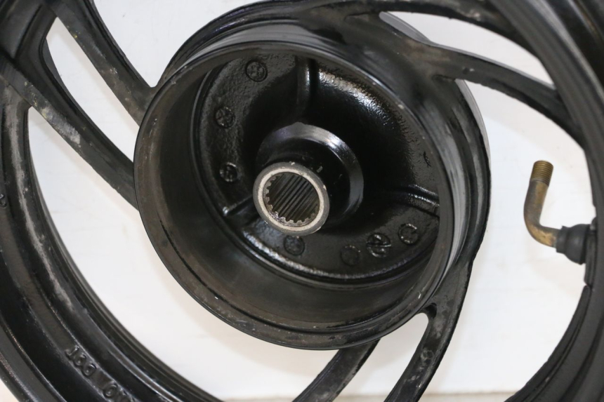 photo de LLANTA TRASERA JM MOTORS SANTANA 50 (2014 - 2023) - Primer plano técnico