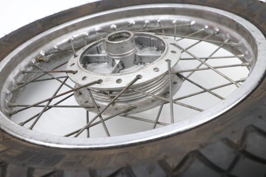 photo de LLANTA TRASERA SUZUKI TU X TUX VOLTY 125 (1999 - 2001) - Primer plano de alta resolución