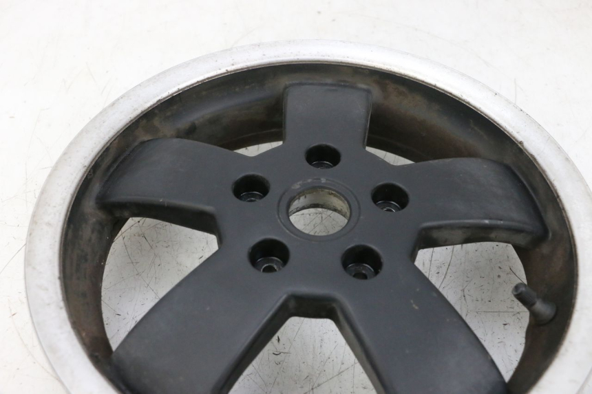 photo de LLANTA TRASERA PIAGGIO VESPA GTS SUPER IE 125 (2009 - 2016) - Primer plano de alta resolución