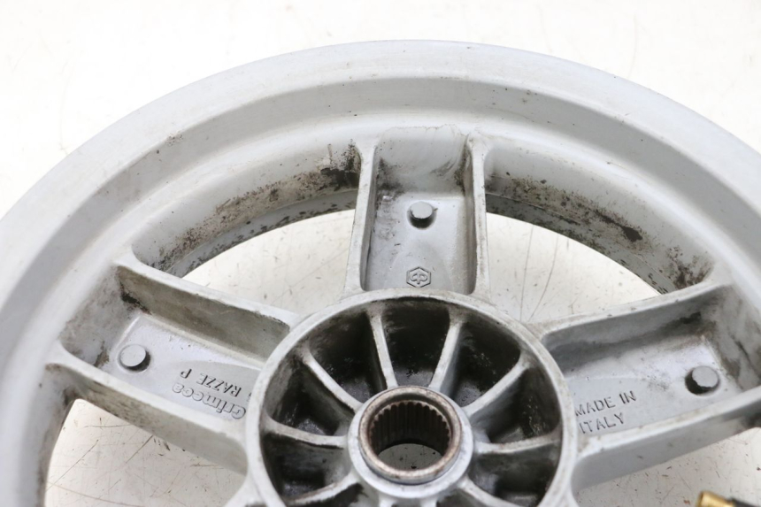 photo de LLANTA TRASERA PIAGGIO X8 125 (2004 - 2007) - Primer plano técnico