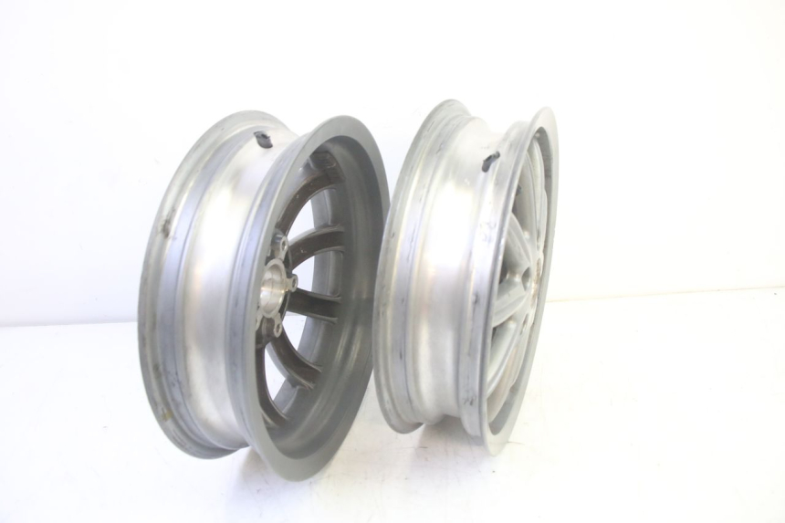 photo de LLANTA DELANTERA PIAGGIO MP3 LT 400 (2007 - 2012) - Características distintivas