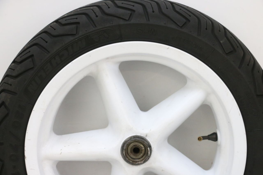 photo de LLANTA DELANTERA Y NEUMÁTICO MBK BOOSTER SPIRIT NAKED 50 (2004 - 2017) - Zoom sobre los componentes