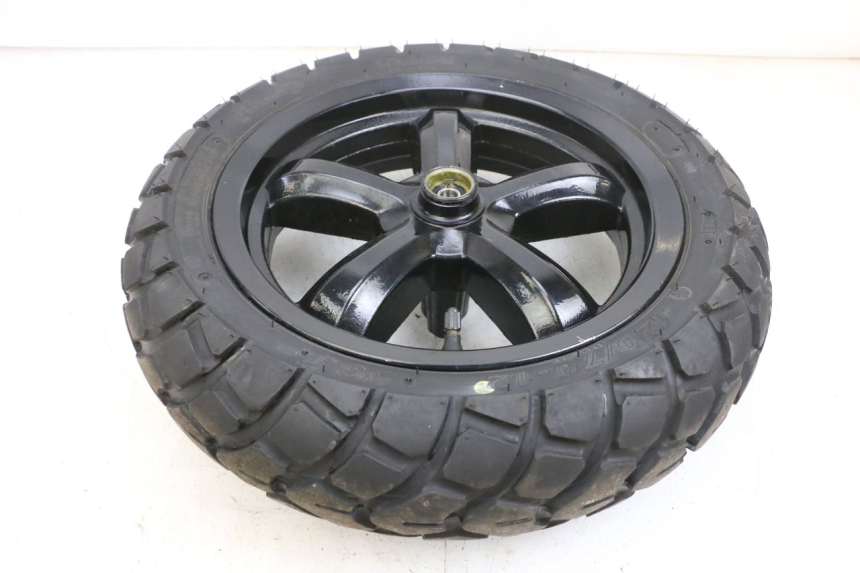 photo de LLANTA DELANTERA Y NEUMÁTICO SYM CROX 4T 50 (2016 - 2023) - Primer plano técnico