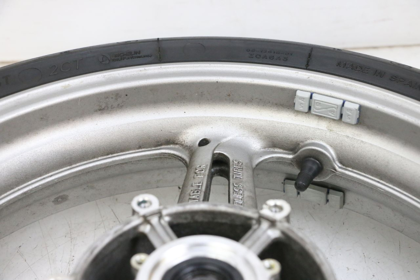 photo de LLANTA DELANTERA Y NEUMÁTICO YAMAHA FJR ABS 1300 (2006 - 2012) - Detalles de los puntos de fijación