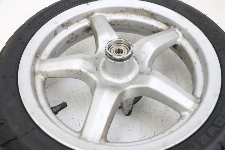 photo de LLANTA DELANTERA Y NEUMÁTICO MBK FLAME X 125 (2007 - 2016) - Primer plano técnico