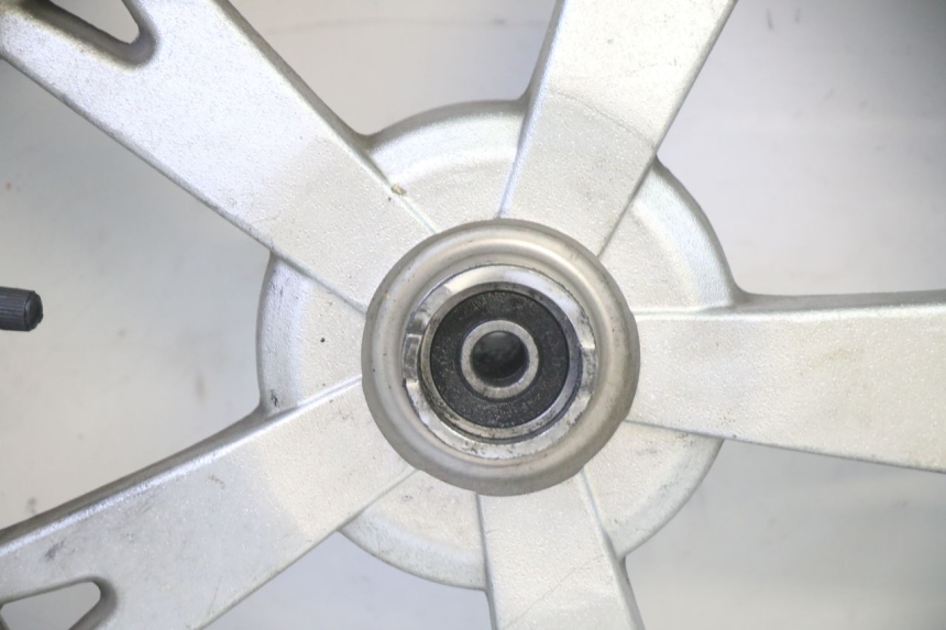 photo de LLANTA DELANTERA Y NEUMÁTICO PEUGEOT KISBEE 4T 50 (2018 - 2022)