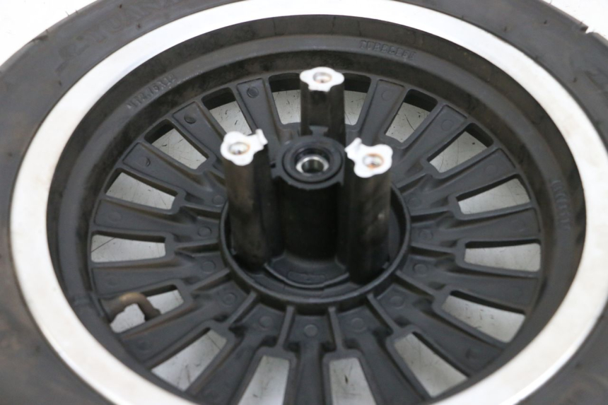 photo de LLANTA DELANTERA Y NEUMÁTICO EFUN PUSA 1 - Primer plano técnico