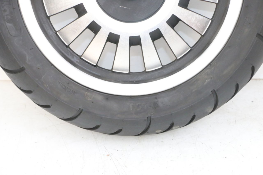 photo de LLANTA DELANTERA Y NEUMÁTICO EFUN PUSA 1 - Detalles de los puntos de fijación