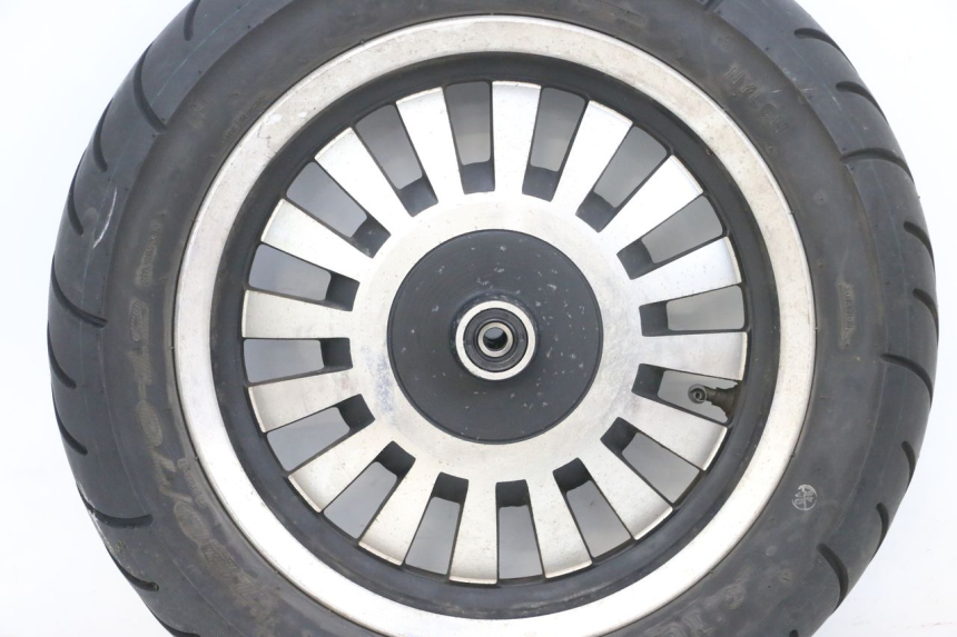 photo de LLANTA DELANTERA Y NEUMÁTICO EFUN PUSA 1 - Enfoque en la estructura