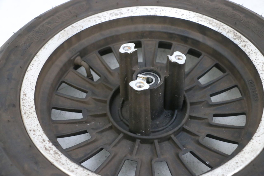 photo de LLANTA DELANTERA Y NEUMÁTICO EFUN PUSA 1 - Detalles de los puntos de fijación