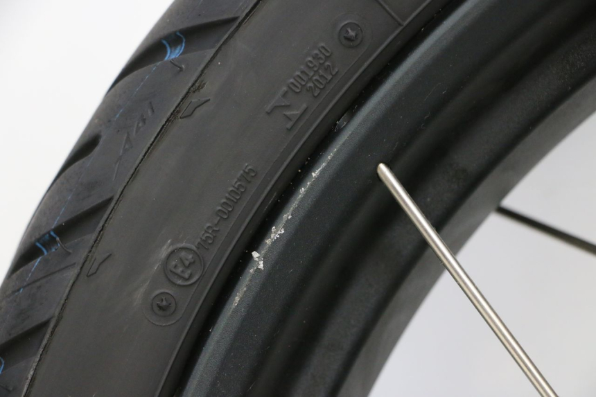 photo de LLANTA DELANTERA Y NEUMÁTICO BMW R GS 1250 (2021 - 2024) - Primer plano de alta resolución