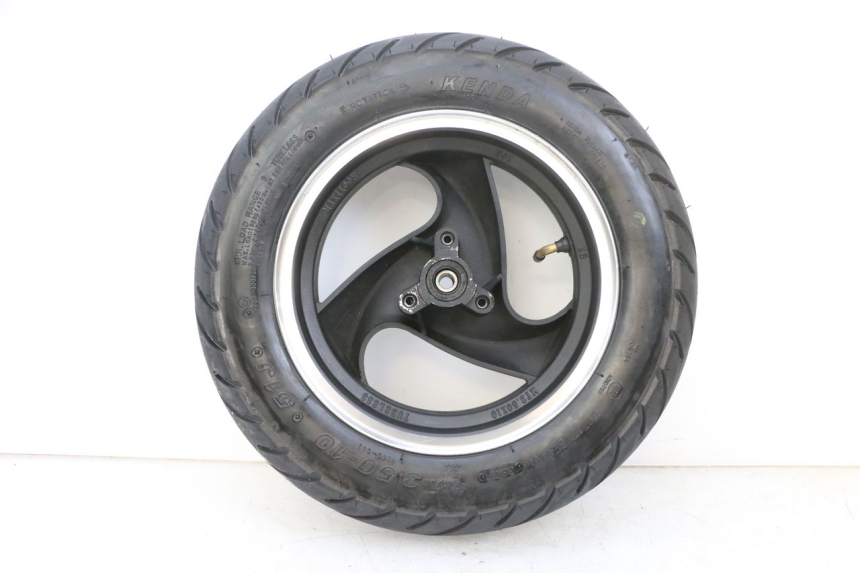 photo de LLANTA DELANTERA Y NEUMÁTICO JM MOTORS SANTANA EVO 50 (2024 - 2026) - Detalles de los puntos de fijación