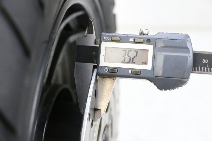 photo de LLANTA DELANTERA Y NEUMÁTICO JM MOTORS SANTANA 50 (2014 - 2023) - Zoom estado de uso