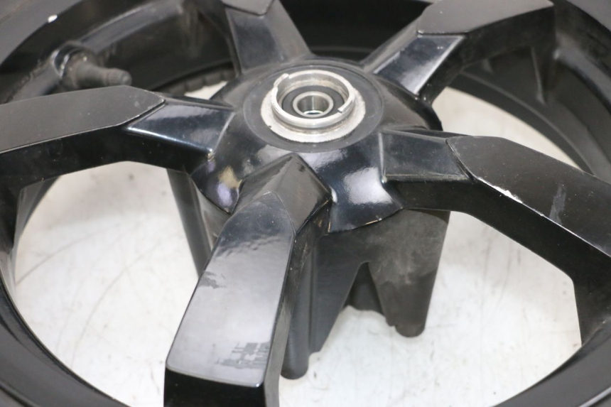 photo de LLANTA DELANTERA Y NEUMÁTICO PEUGEOT SATELIS 125 (2013 - 2018) - Primer plano técnico