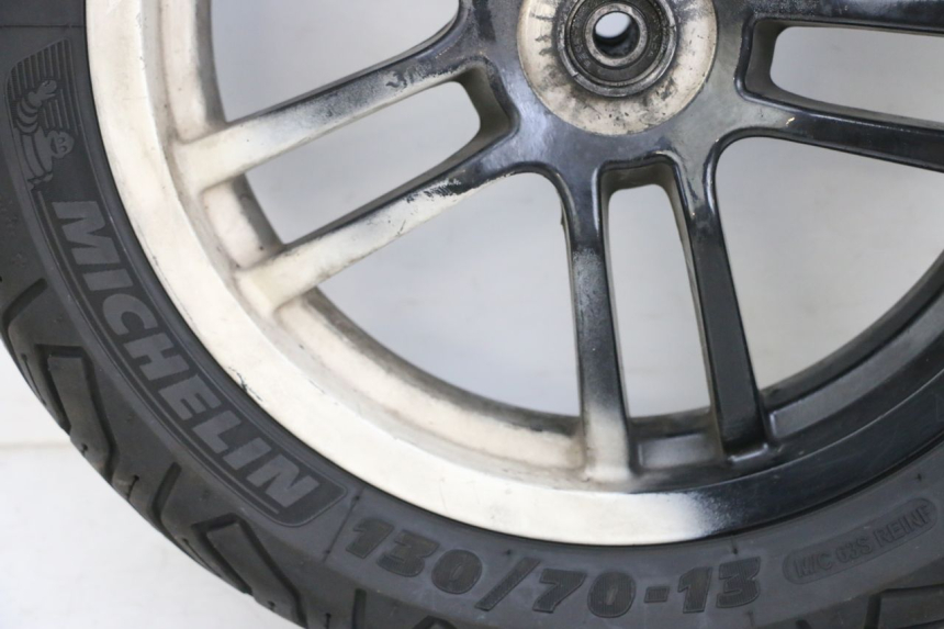 photo de LLANTA DELANTERA Y NEUMÁTICO PEUGEOT SPEEDFIGHT 4 4T EFI 50 (2021 - 2025) - Características distintivas