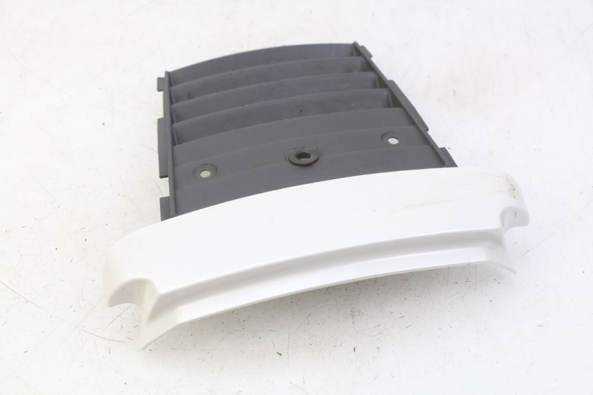photo de UNIóN DE CARENADO TRASERO. SUZUKI CP 80 (1985 - 1996)