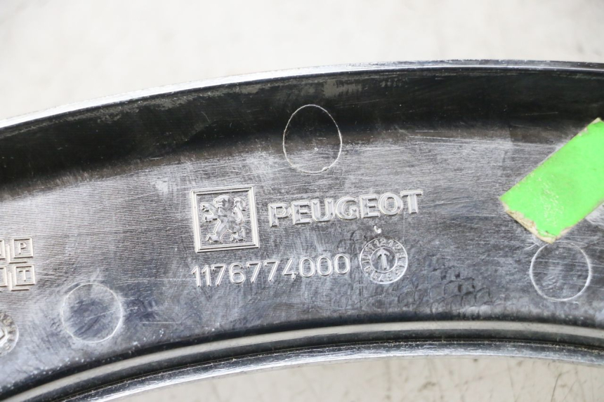 photo de CARENADO TRASERO CONEXION SUPERIOR PEUGEOT SATELIS 125 (2013 - 2018)