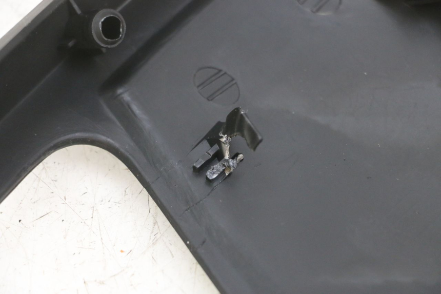 photo de UNIóN DE CARENADO TRASERO. YAMAHA XMAX X-MAX 125 (2006 - 2009) - Primer plano técnico