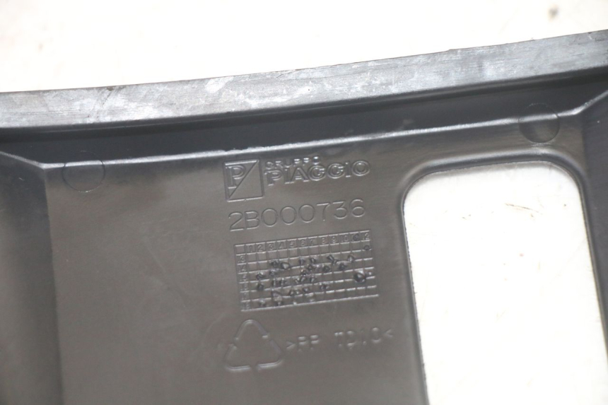 photo de CARENADO FRONTAL CONEXION PIAGGIO MP3 HPE 350 (2018 - 2020) - Primer plano técnico