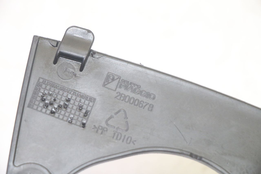 photo de CARENADO DELANTERO CONEXION PIAGGIO MP3 HPE 350 (2018 - 2020) - Primer plano técnico