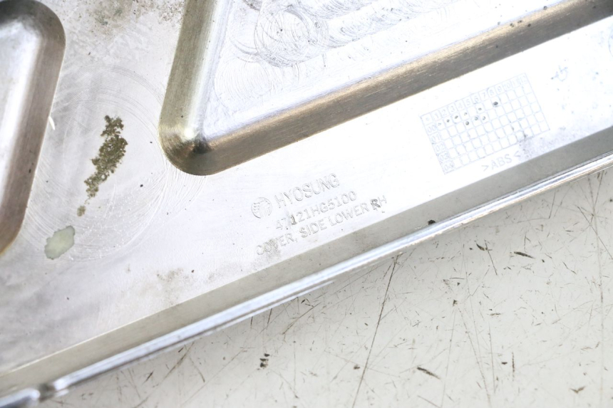 photo de TAPA REPOSAPIES CONEXION DERECHA HYOSUNG GV AQUILA 125 (2000 - 2004)