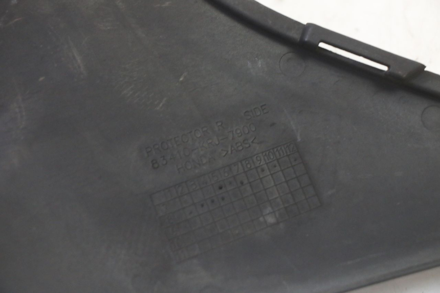 photo de TAPA REPOSAPIES CONEXION DERECHA HONDA FES S-WING SWING ABS 125 (2007 - 2015)