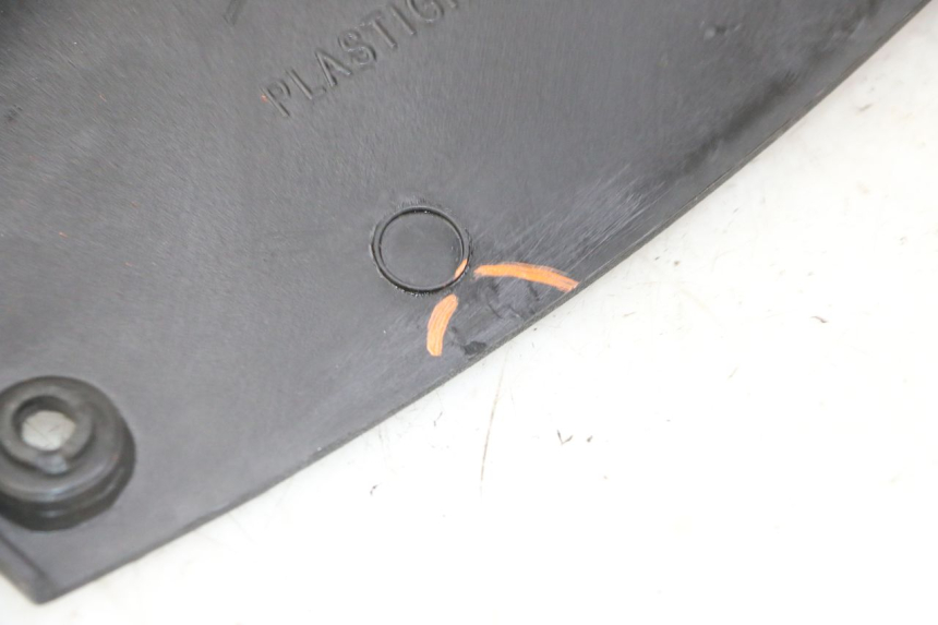 photo de TAPA REPOSAPIES CONEXION DERECHA PEUGEOT JET FORCE CARBU 50 (2003 - 2016)