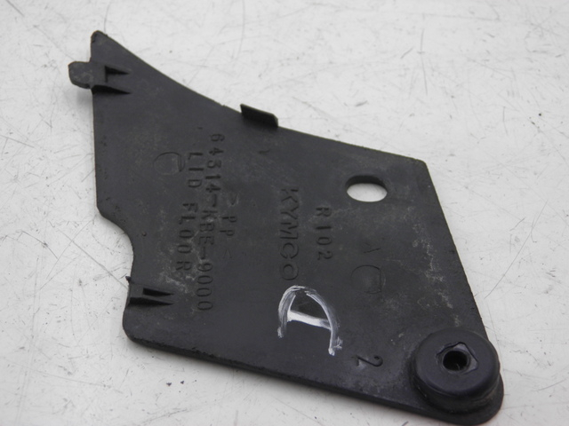 photo de TAPA REPOSAPIES CONEXION DERECHA KYMCO SPACER 50 (1998 - 2009)