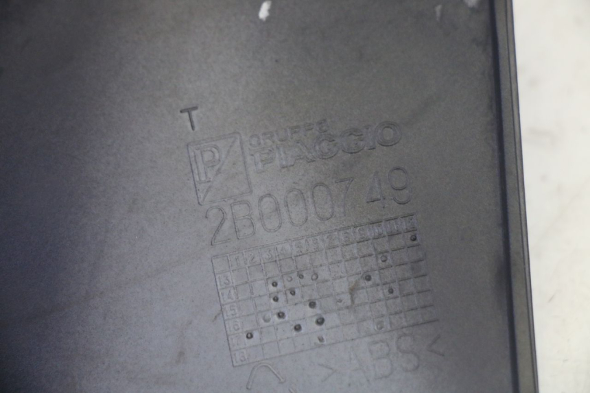 photo de TAPA REPOSAPIES CONEXION DERECHA PIAGGIO MP3 HPE 350 (2018 - 2020) - Primer plano técnico