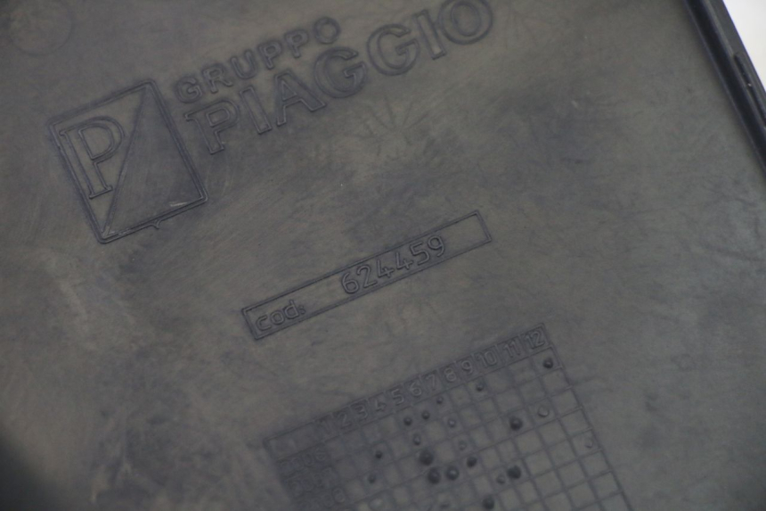 photo de TAPA REPOSAPIES CONEXION DERECHA PIAGGIO MP3 500 (2011 - 2015)