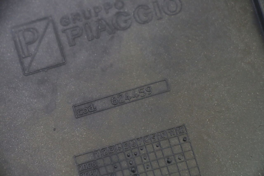 photo de TAPA REPOSAPIES CONEXION DERECHA PIAGGIO MP3 RL 250 (2007 - 2010)