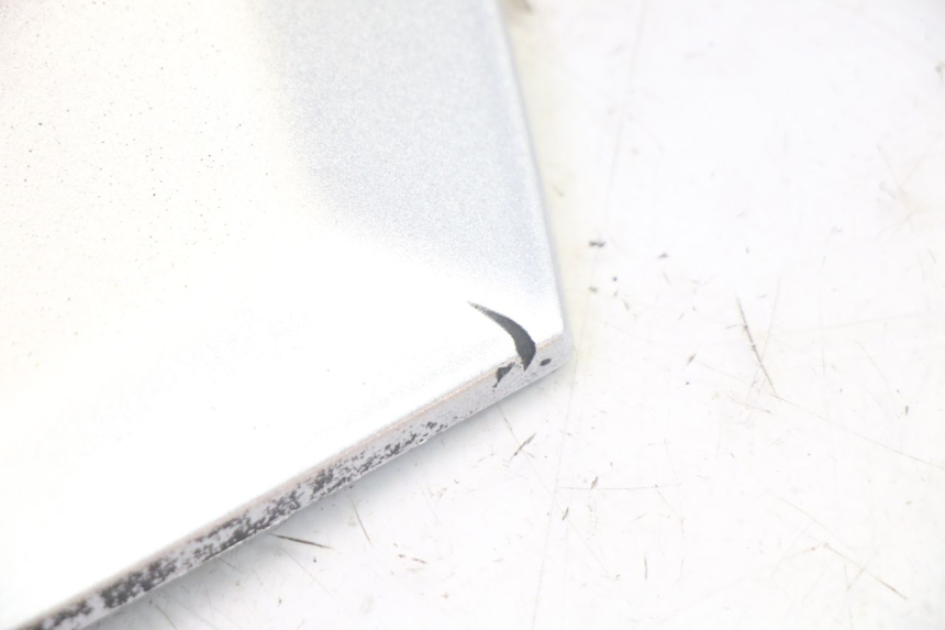 photo de TAPA REPOSAPIES CONEXION DERECHA PIAGGIO MP3 RL 250 (2007 - 2010) - Zoom estado de uso