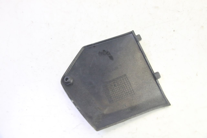 photo de TAPA REPOSAPIES CONEXION DERECHA PIAGGIO MP3 RL 250 (2007 - 2010) - Primer plano técnico