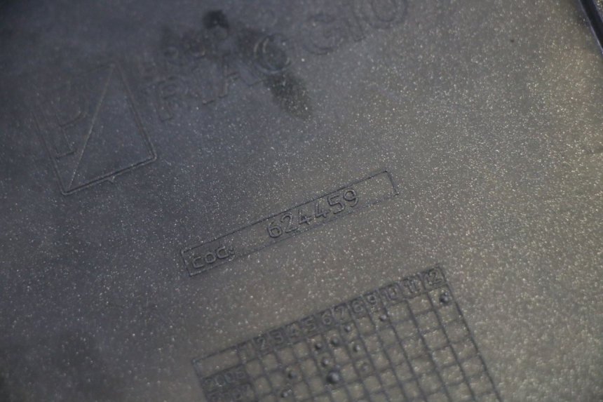 photo de TAPA REPOSAPIES CONEXION DERECHA PIAGGIO MP3 RL 250 (2007 - 2010) - Detalles de los puntos de fijación