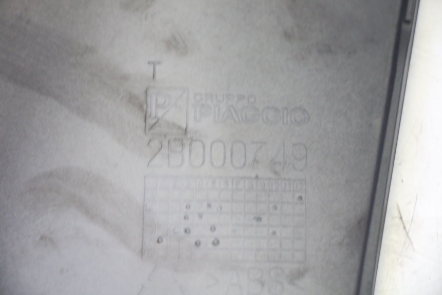 photo de TAPA REPOSAPIES CONEXION DERECHA PIAGGIO MP3 500 (2016 - 2018) - Primer plano técnico