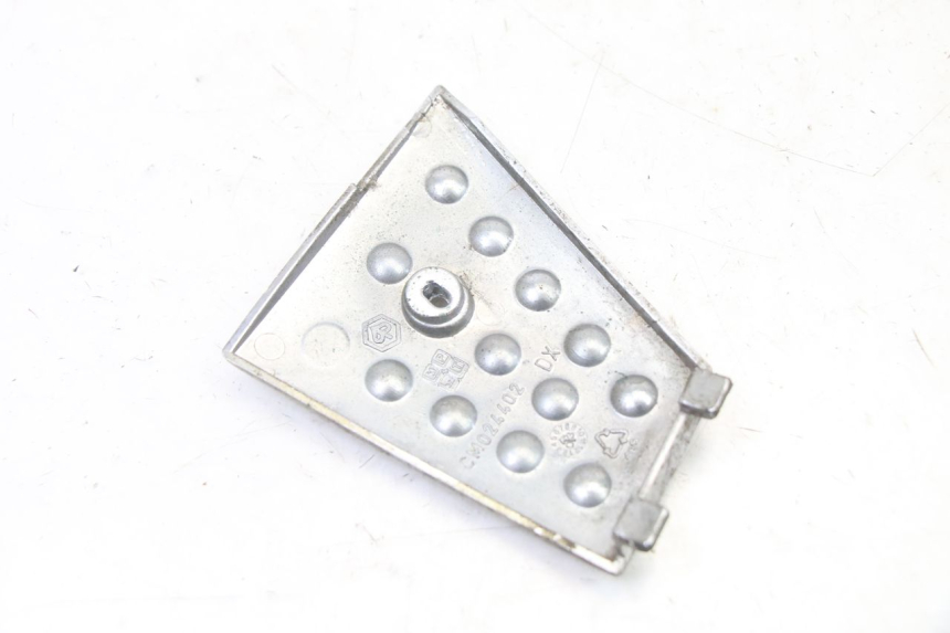 photo de TAPA REPOSAPIES CONEXION DERECHA PIAGGIO X8 125 (2004 - 2007)