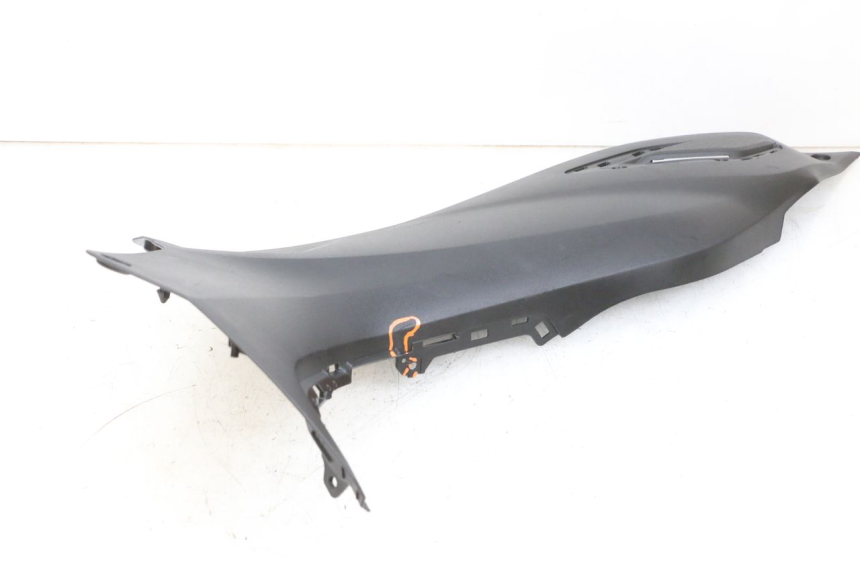 photo de TAPA REPOSAPIES CONEXION DERECHA YAMAHA TRICITY 300 (2020 - 2024) - Zoom sobre los componentes