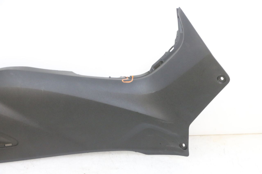 photo de TAPA REPOSAPIES CONEXION DERECHA YAMAHA TRICITY 300 (2020 - 2024) - Primer plano de alta resolución