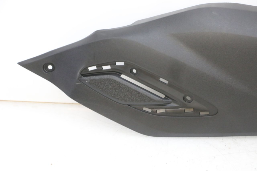 photo de TAPA REPOSAPIES CONEXION DERECHA YAMAHA TRICITY 300 (2020 - 2024) - Inspección visual detallada