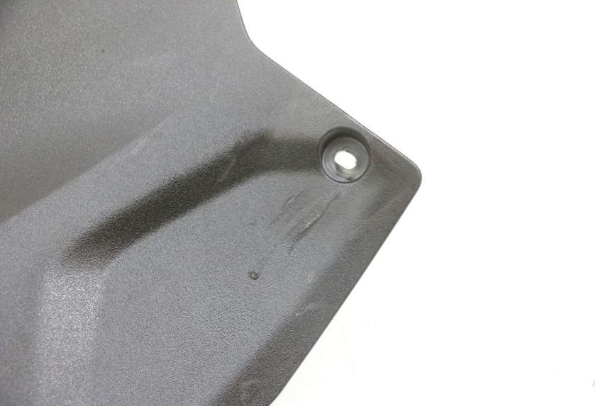 photo de TAPA REPOSAPIES CONEXION DERECHA YAMAHA TRICITY 300 (2020 - 2024) - Detalles de los puntos de fijación