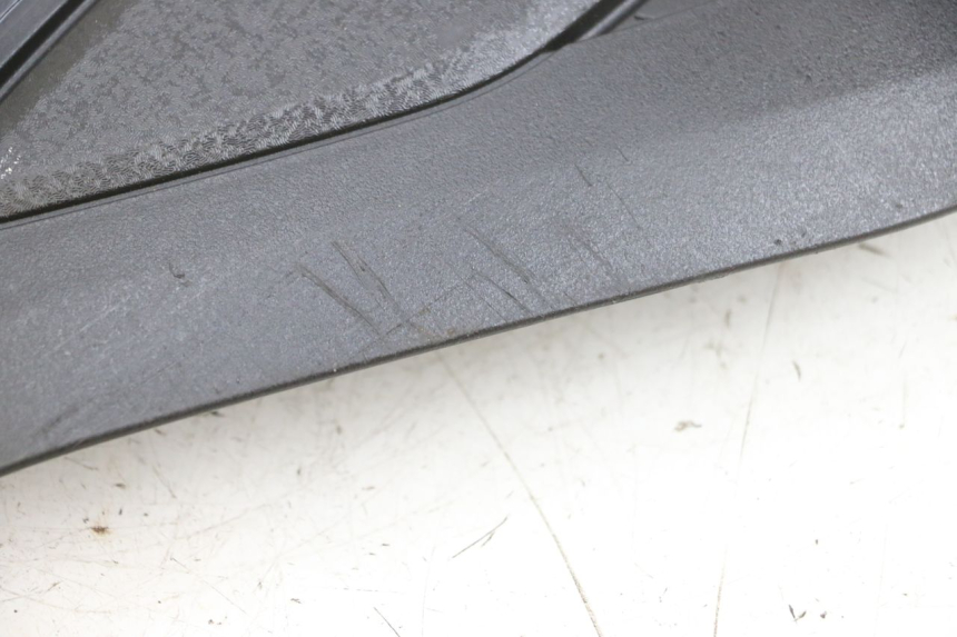 photo de TAPA REPOSAPIES CONEXION DERECHA YAMAHA TRICITY 300 (2020 - 2024) - Marcados y referencias originales