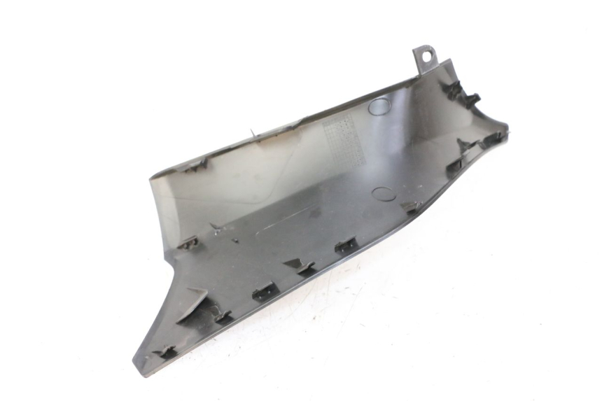photo de TAPA REPOSAPIES CONEXION DERECHA YAMAHA XMAX X-MAX 125 (2021 - 2025)