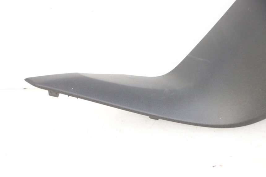 photo de TAPA REPOSAPIES CONEXION DERECHA YAMAHA XMAX X-MAX 125 (2021 - 2025)