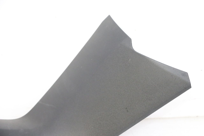 photo de TAPA REPOSAPIES CONEXION DERECHA YAMAHA XMAX X-MAX 125 (2021 - 2025)