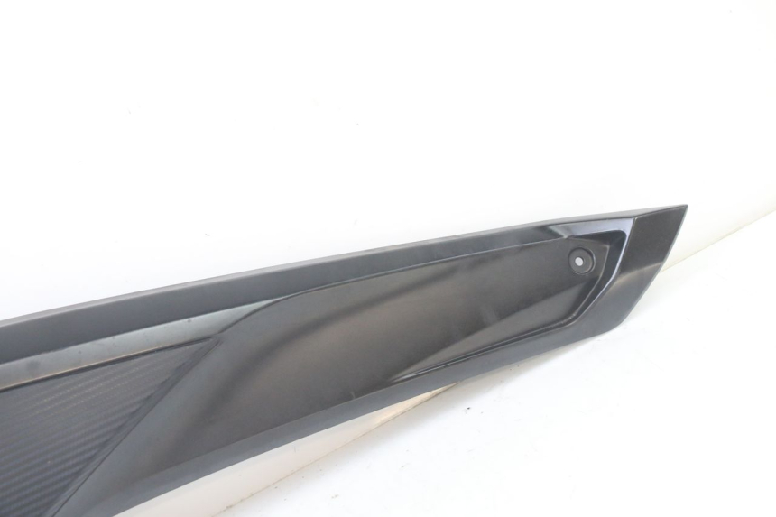 photo de TAPA REPOSAPIES CONEXION DERECHA YAMAHA YP X-MAX XMAX 400 (2014 - 2017)