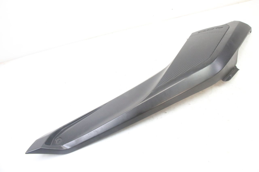 photo de TAPA REPOSAPIES CONEXION DERECHA YAMAHA YP X-MAX XMAX 400 (2014 - 2017)