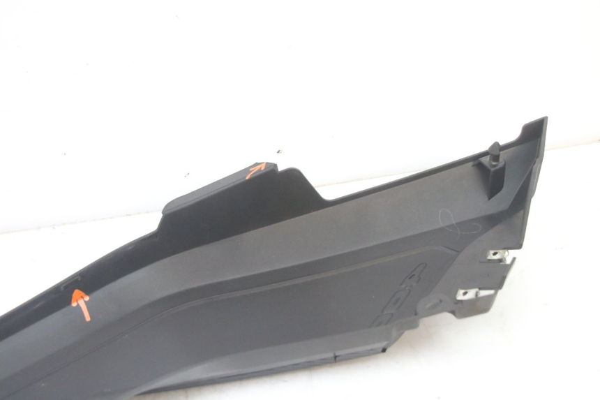 photo de TAPA REPOSAPIES CONEXION DERECHA YAMAHA YP X-MAX XMAX 400 (2014 - 2017)